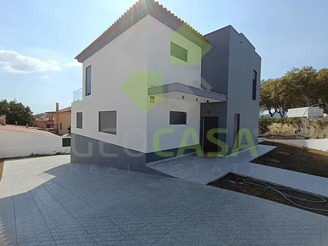 Moradia T4 para Venda em Rio de Mouro Foto 1