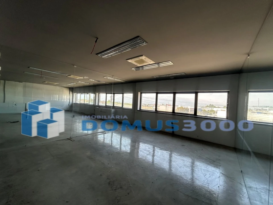 Armazém para Venda em Constantim e Vale de Nogueiras Foto 7