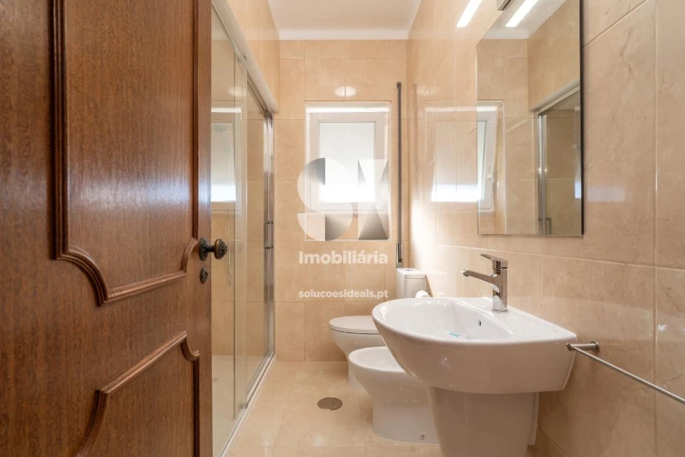 Apartamento T8 para Arrendamento em Sé Nova, Santa Cruz, Almedina e São Bartolomeu Foto 15