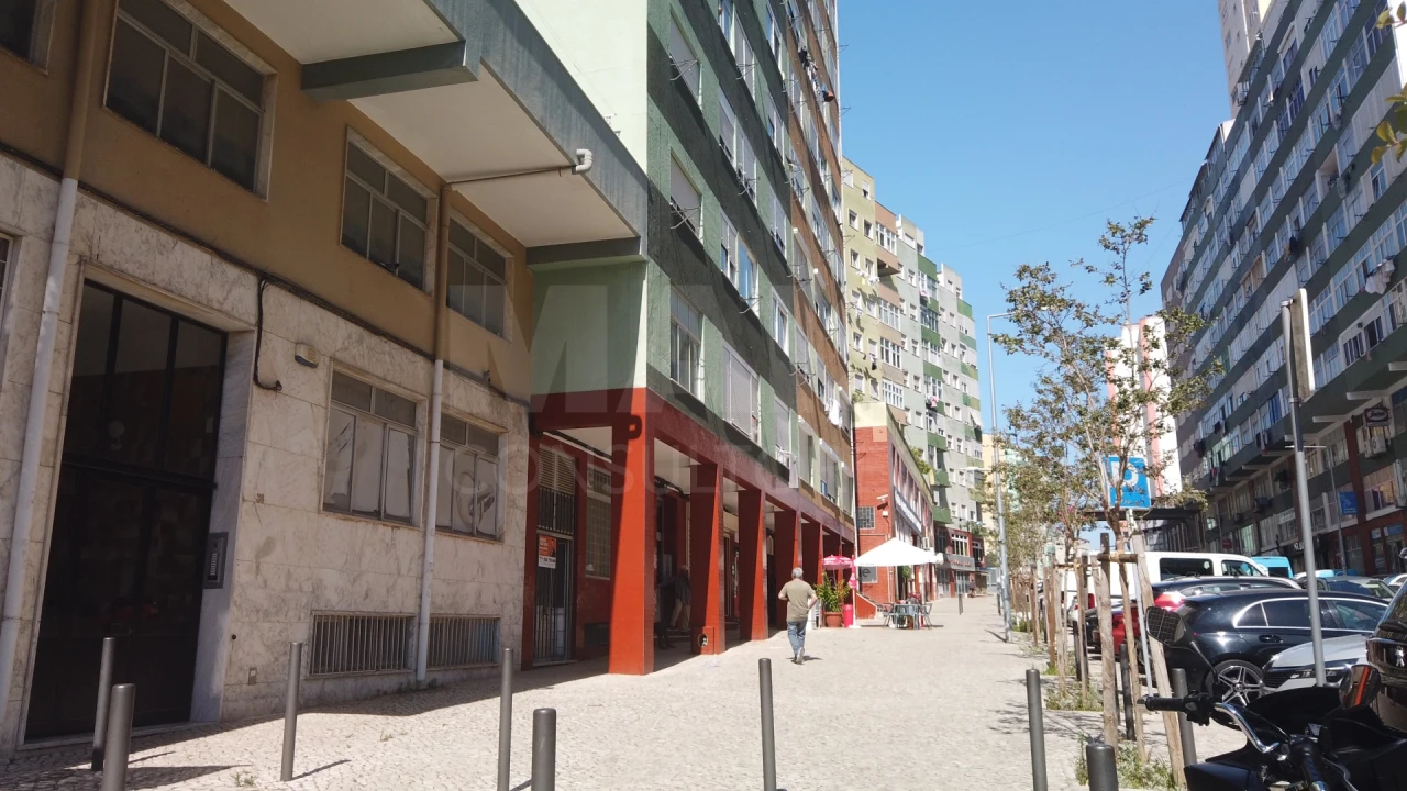 Loja para Venda em Pontinha e Famões Foto 3