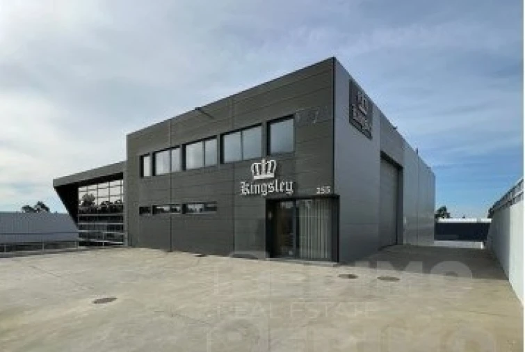 Armazém para Venda em Fiães