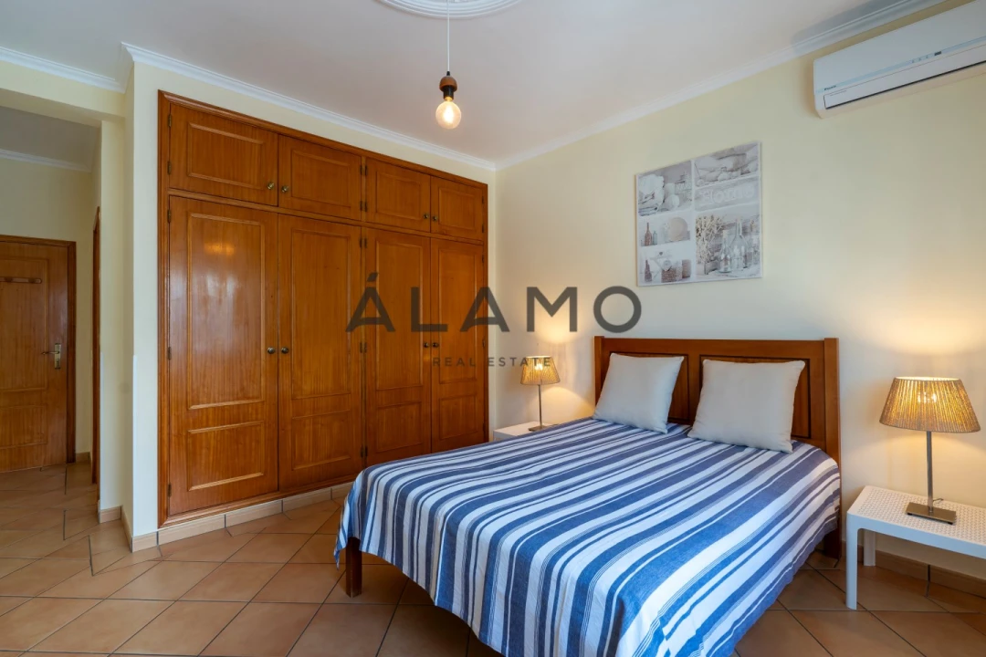 Moradia T4 para Venda em Almancil Foto 14