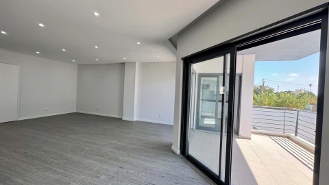 Apartamento T3 para Venda em Quelfes