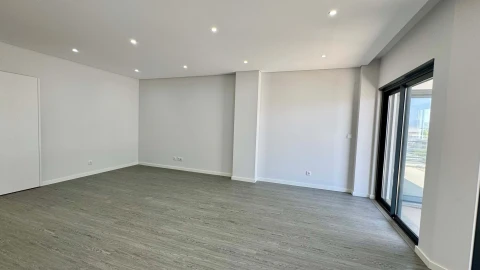 Apartamento T3 para Venda em Quelfes