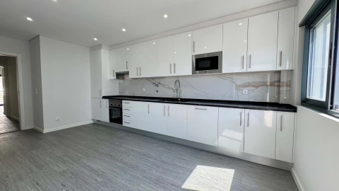 Apartamento T3 para Venda em Quelfes