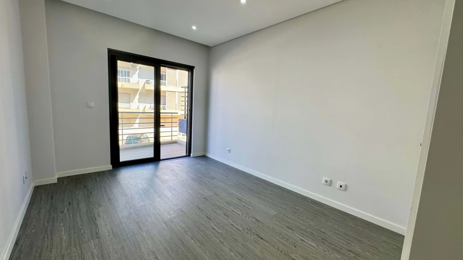 Apartamento T3 para Venda em Quelfes Foto 6