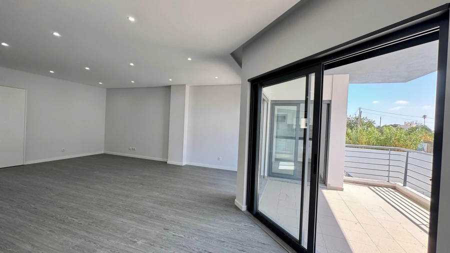 Apartamento T3 para Venda em Quelfes Foto 7