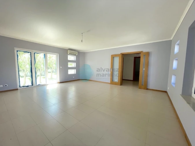 Moradia T4 para Arrendamento em Santa Maria, São Pedro e Matacães Foto 4