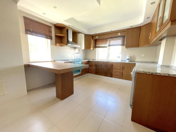 Moradia T4 para Arrendamento em Santa Maria, São Pedro e Matacães Foto 5