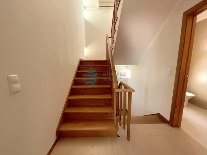 Moradia T4 para Arrendamento em Santa Maria, São Pedro e Matacães Foto 8