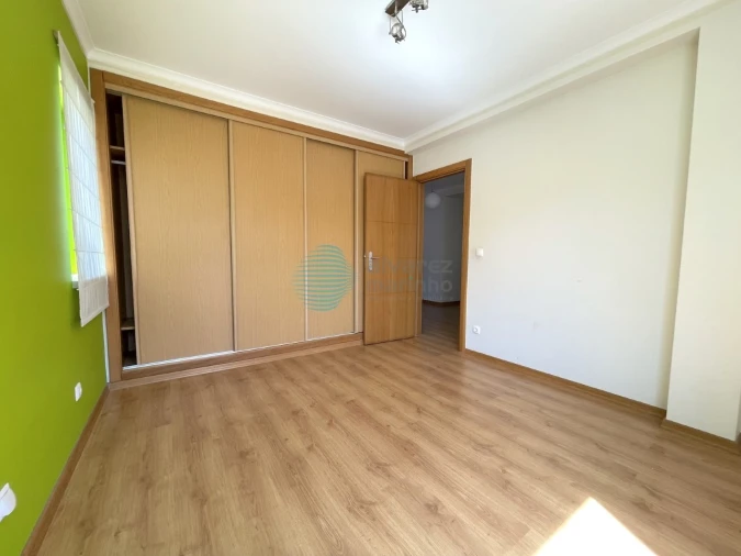 Moradia T4 para Arrendamento em Santa Maria, São Pedro e Matacães Foto 11