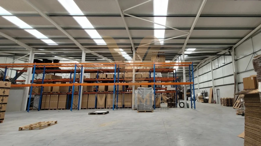 Armazém para Arrendamento em Fornelos e Queijada Foto 1