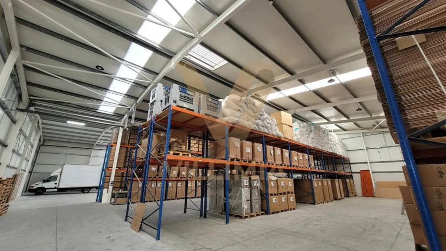 Armazém para Venda em Fornelos e Queijada