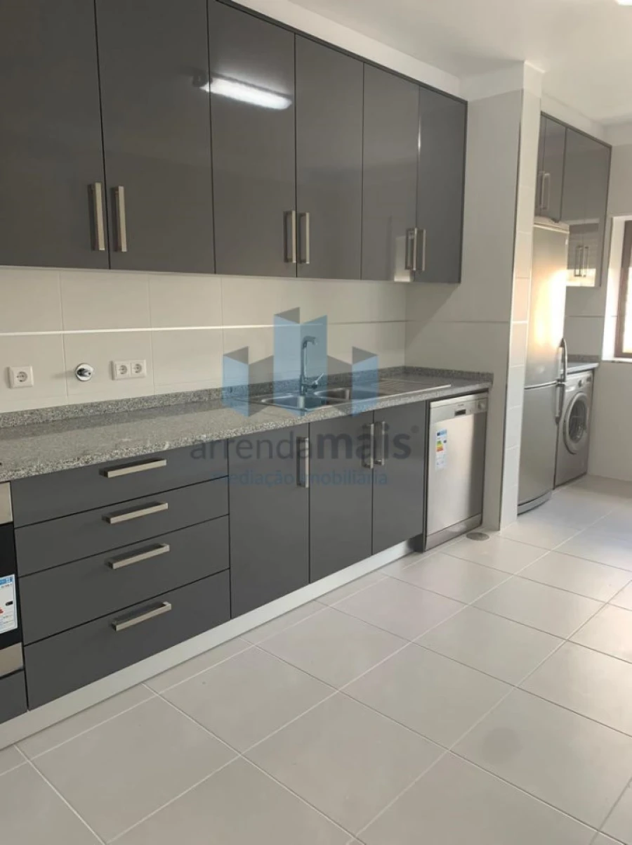 Apartamento T3 para Arrendamento em Santo Antonio dos Olivais Foto 3