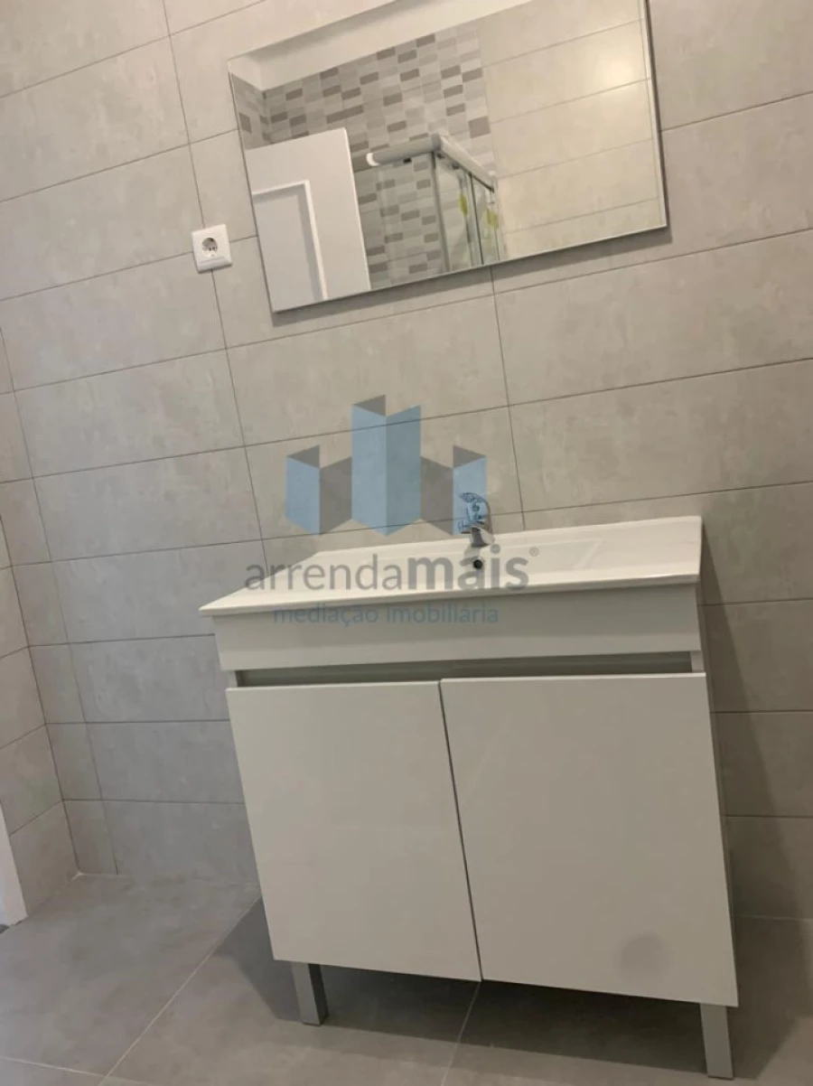 Apartamento T3 para Arrendamento em Santo Antonio dos Olivais Foto 6