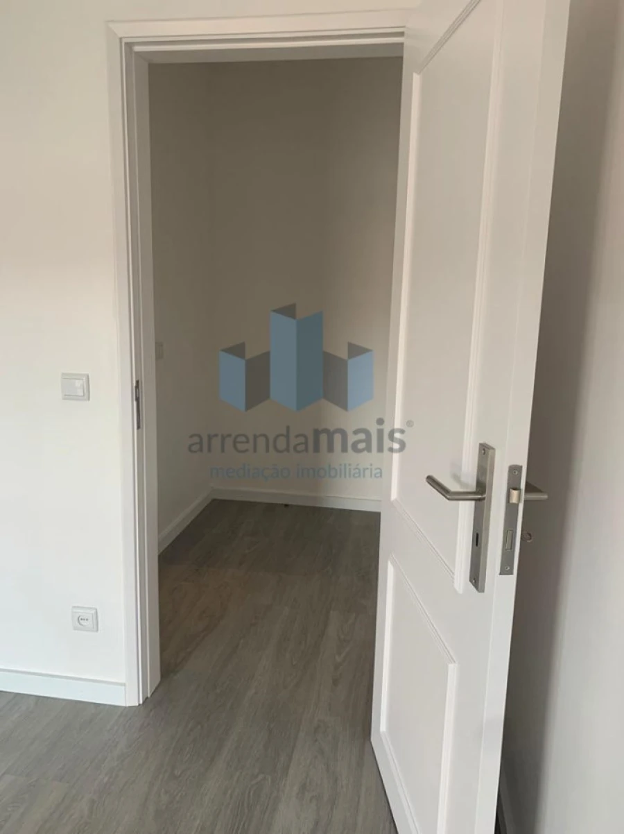 Apartamento T3 para Arrendamento em Santo Antonio dos Olivais Foto 8