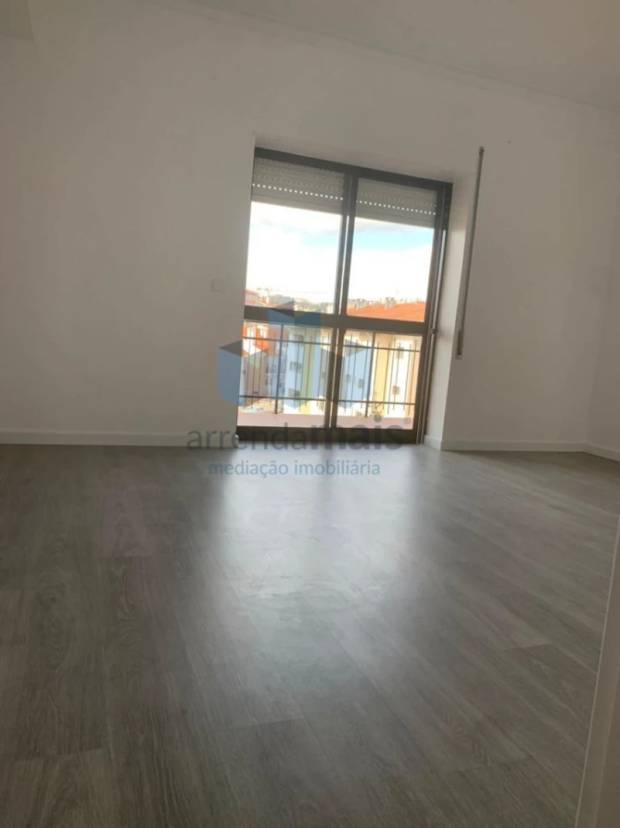 Apartamento T3 para Arrendamento em Santo Antonio dos Olivais Foto 10