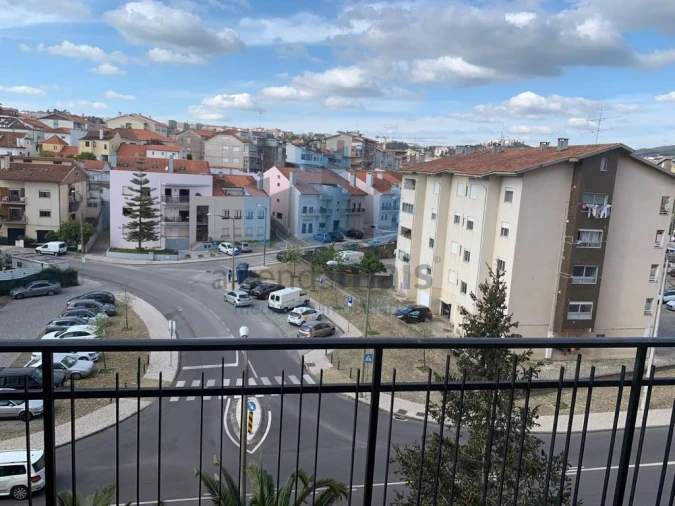 Apartamento T3 para Arrendamento em Santo Antonio dos Olivais Foto 11