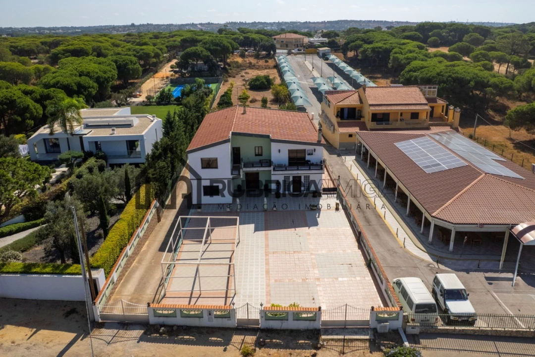 Moradia T7 para Venda em Quarteira Foto 3