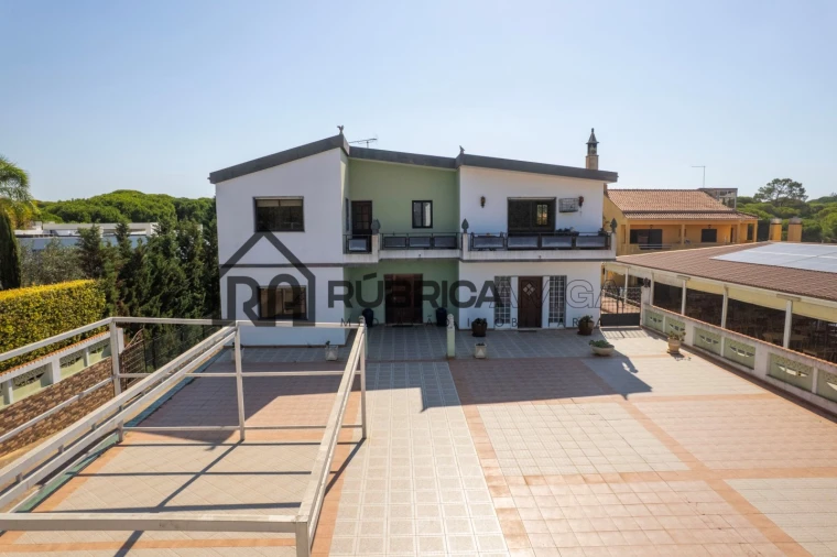 Moradia T7 para Venda em Quarteira Foto 4