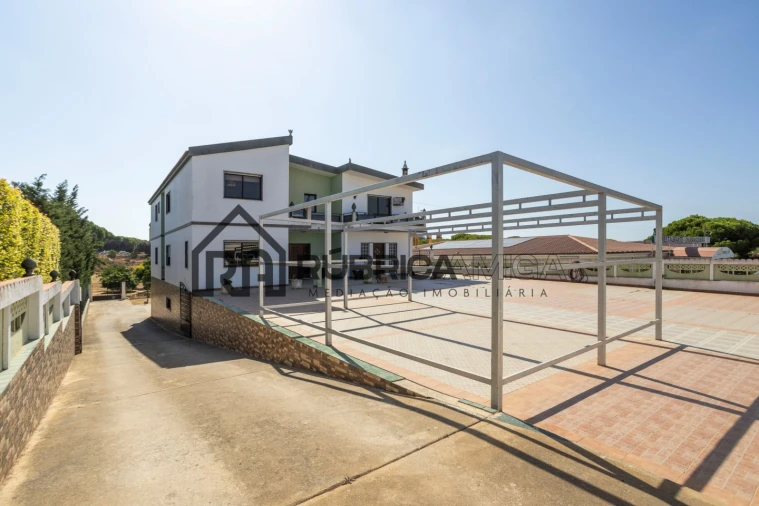 Moradia T7 para Venda em Quarteira Foto 9