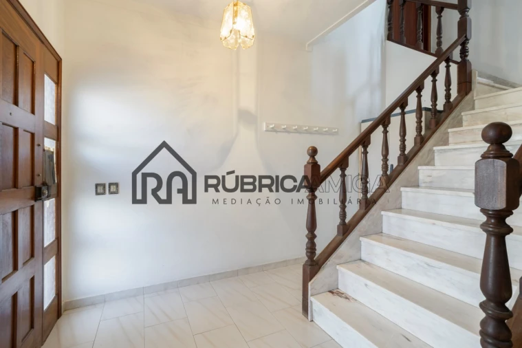 Moradia T7 para Venda em Quarteira Foto 35