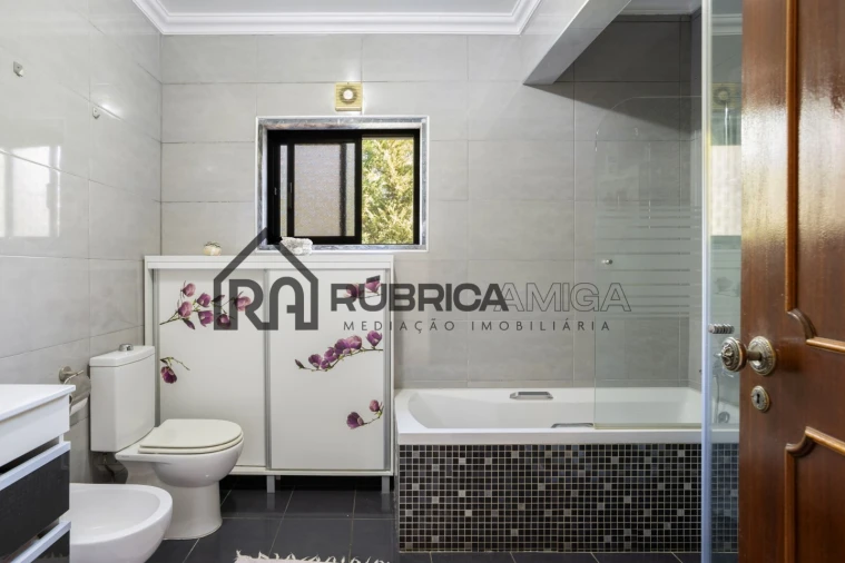 Moradia T7 para Venda em Quarteira Foto 48