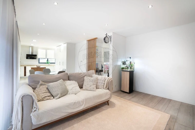 Moradia T4 para Venda em Macieira de Cambra Foto 9