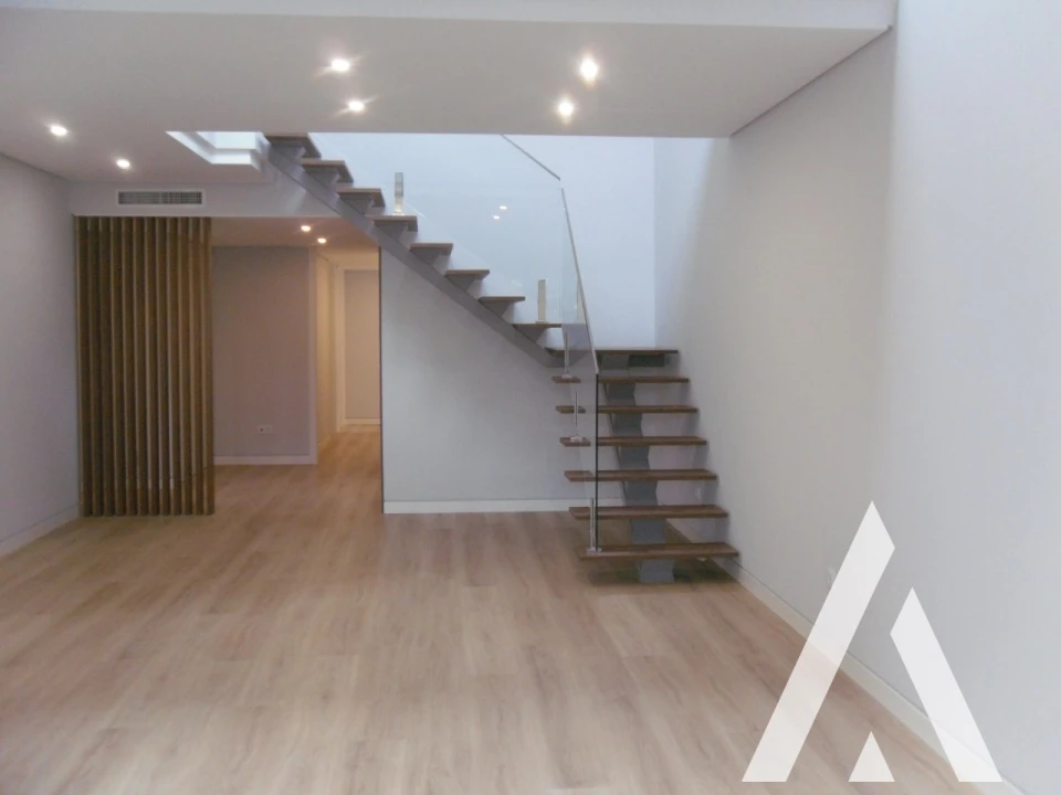 Apartamento T3 para Venda em Carcavelos e Parede Foto 13