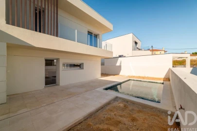 Moradia T4 para Venda em Charneca de Caparica e Sobreda