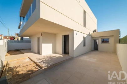 Moradia T4 para Venda em Charneca de Caparica e Sobreda