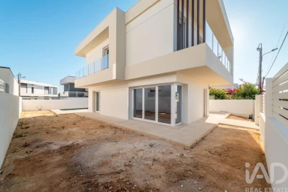 Moradia T4 para Venda em Charneca de Caparica e Sobreda
