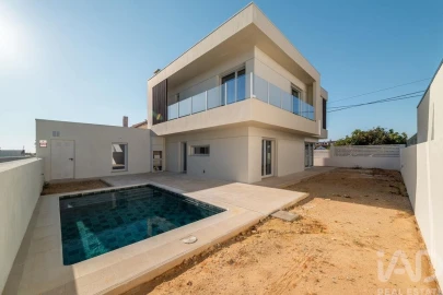 Moradia T4 para Venda em Charneca de Caparica e Sobreda