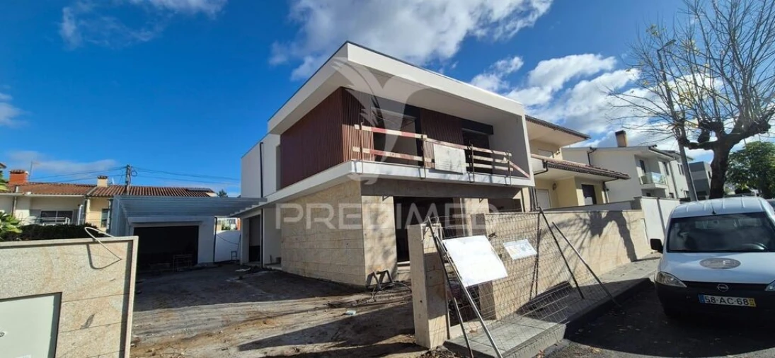 Moradia T4 para Venda em Palmeira Foto 1