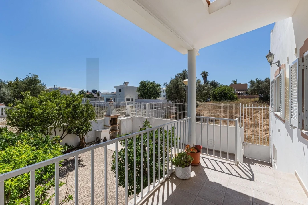 Moradia T3 para Venda em Armação de Pera Foto 11