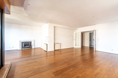 Apartamento T4 para Arrendamento em Aldoar, Foz do Douro e Nevogilde