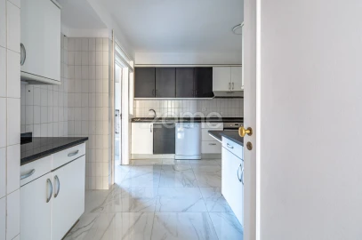 Apartamento T4 para Arrendamento em Aldoar, Foz do Douro e Nevogilde