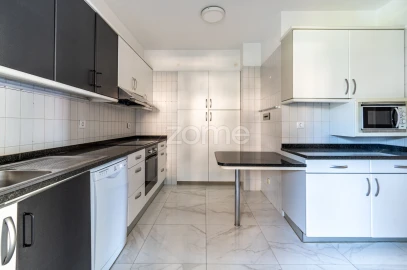 Apartamento T4 para Arrendamento em Aldoar, Foz do Douro e Nevogilde