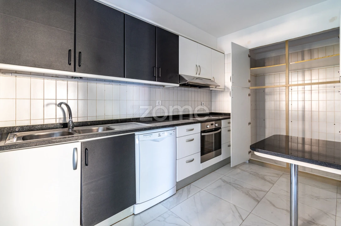 Apartamento T4 para Arrendamento em Aldoar, Foz do Douro e Nevogilde Foto 15