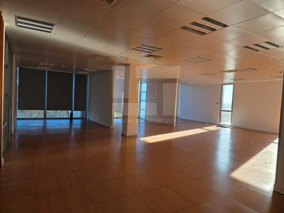 Prédio para Venda em Porto Salvo Foto 8