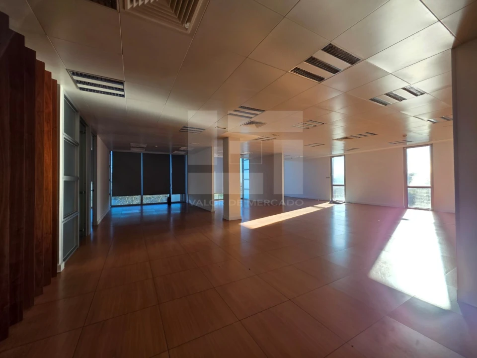 Prédio para Venda em Porto Salvo Foto 26