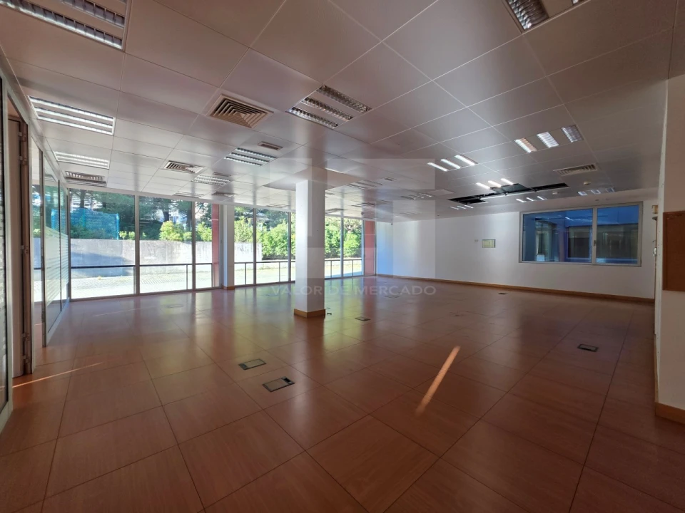 Prédio para Venda em Porto Salvo Foto 46