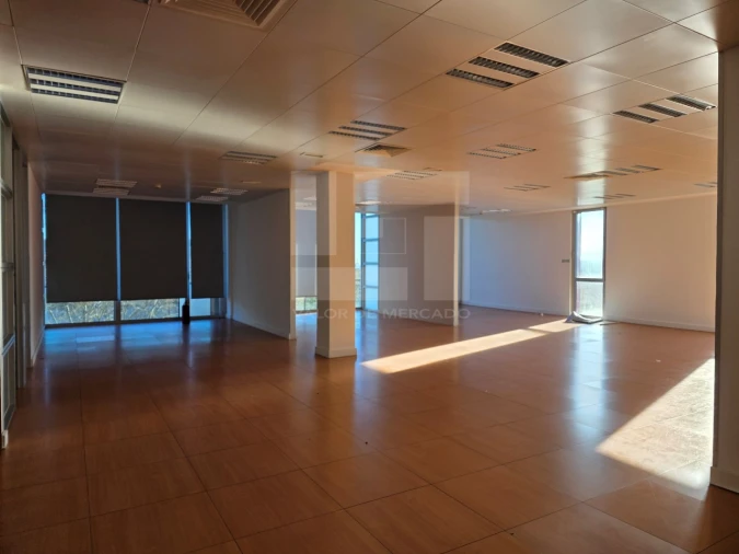 Prédio para Venda em Porto Salvo Foto 4