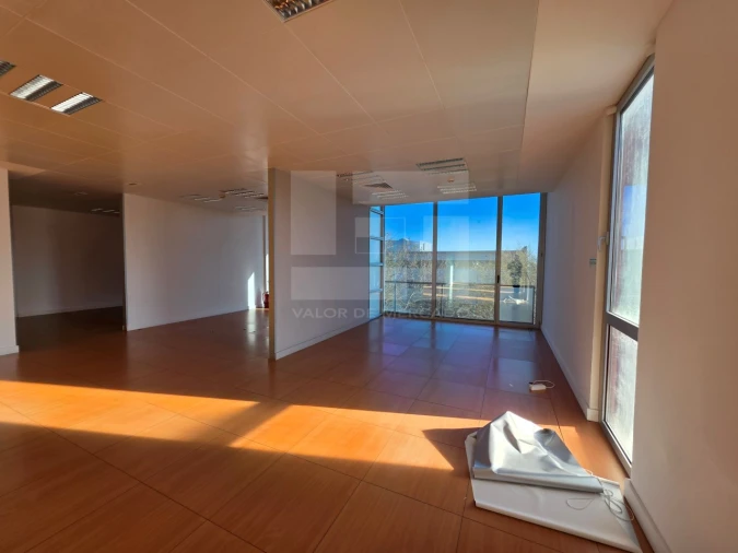 Prédio para Venda em Porto Salvo Foto 10