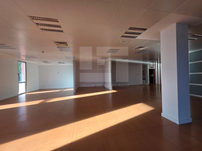 Prédio para Venda em Porto Salvo Foto 16