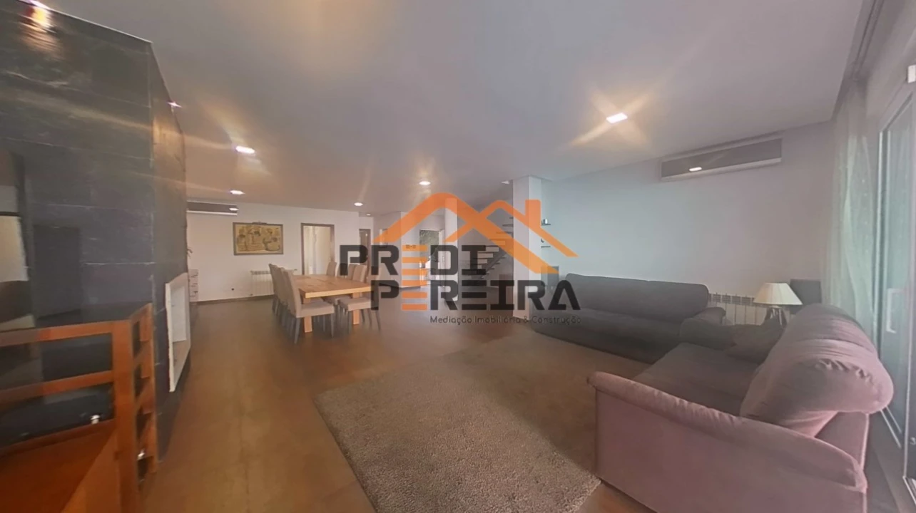 Moradia T5 para Venda em Ramada e Caneças Foto 1