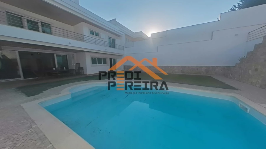 Moradia T5 para Venda em Ramada e Caneças Foto 1