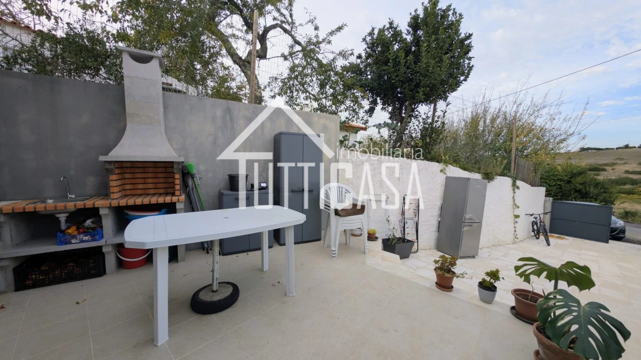 Moradia T1 para Venda em Santo Quintino Foto 17