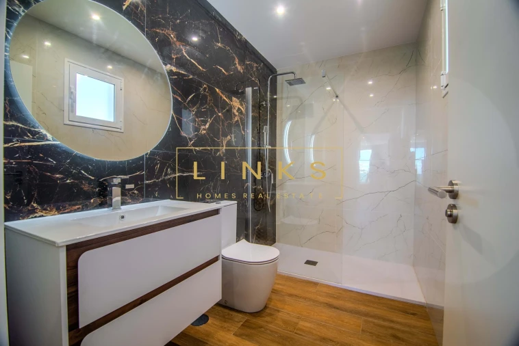 Moradia T4 para Venda em Machico Foto 37