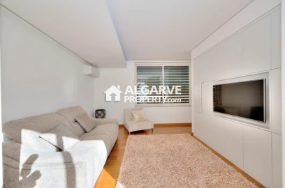 Moradia T5 para Venda em Quarteira